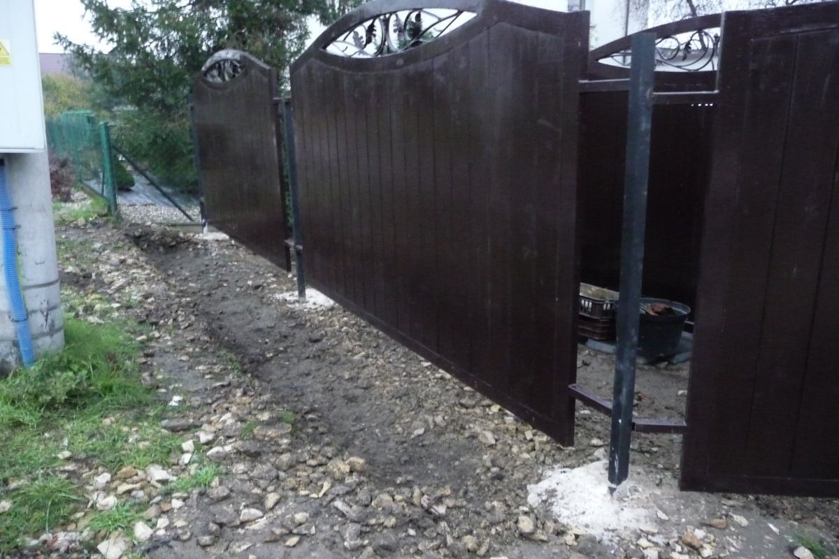 Wyry przed wykonaniem ogrodzenia 1